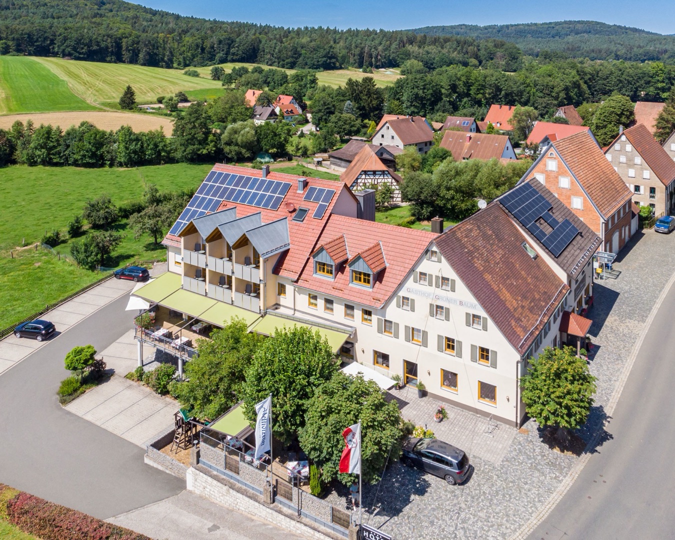 Das Landhotel Grüner Baum in Kühnhofen aus der Luft